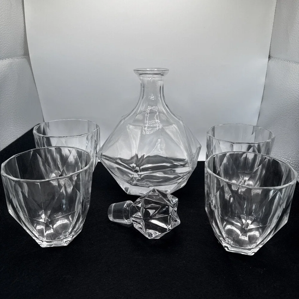 Finedine 6 Pieces Set In Luxury Gift Box Decanter W/ Lid And 4 Whiskey Glasses